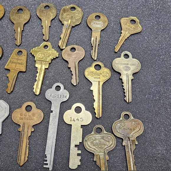 Lot Of 30 Vintage Keys Different Size Brand Color And Metals - Picture 3 of 7
